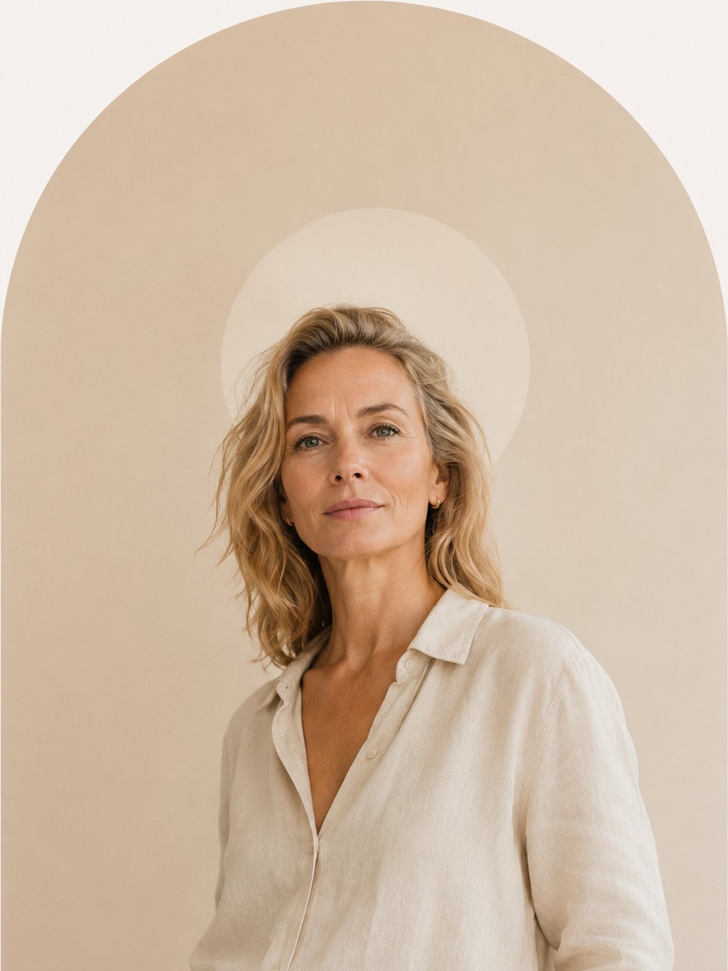 Vrouw van rond de vijftig in een linnen blouse, kalm en ontspannen, tegen een crèmekleurige boog